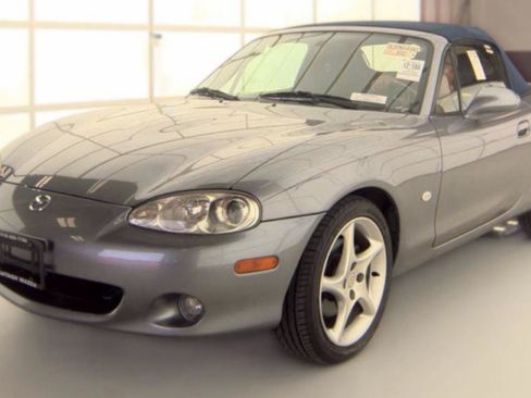 Used 2003 MAZDA MX-5 Miata RWD image 27