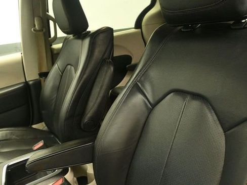 Used 2018 Chrysler Pacifica Touring-L Plus w/ Tire & Wheel Group FWD image 17