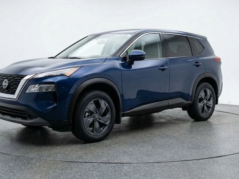 Used 2025 Nissan Rogue SV image 3