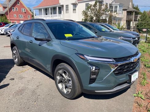 New 2026 Chevrolet Trax LT w/ LT Convenience Package FWD image 1