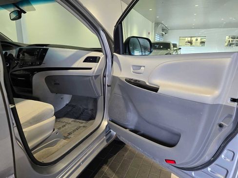 Used 2012 Toyota Sienna LE image 12