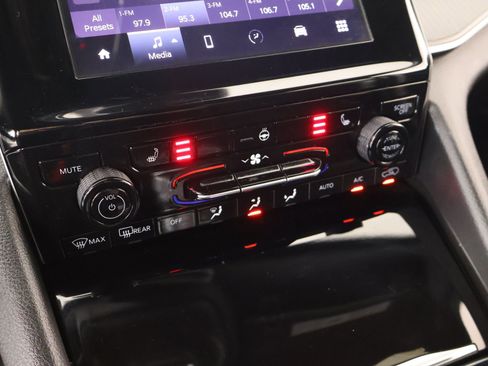 Used 2025 Jeep Grand Cherokee Altitude image 7