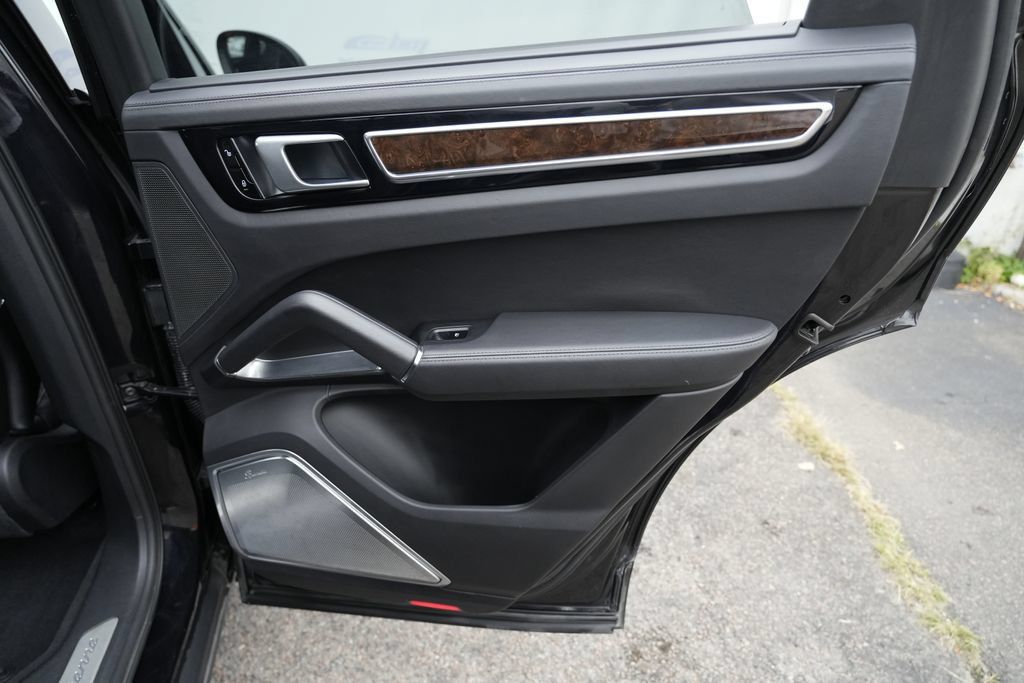 Used 2019 Porsche Cayenne Turbo AWD/4WD image 68