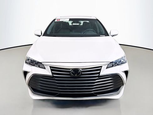 Used 2019 Toyota Avalon XLE w/ Moonroof Package image 2