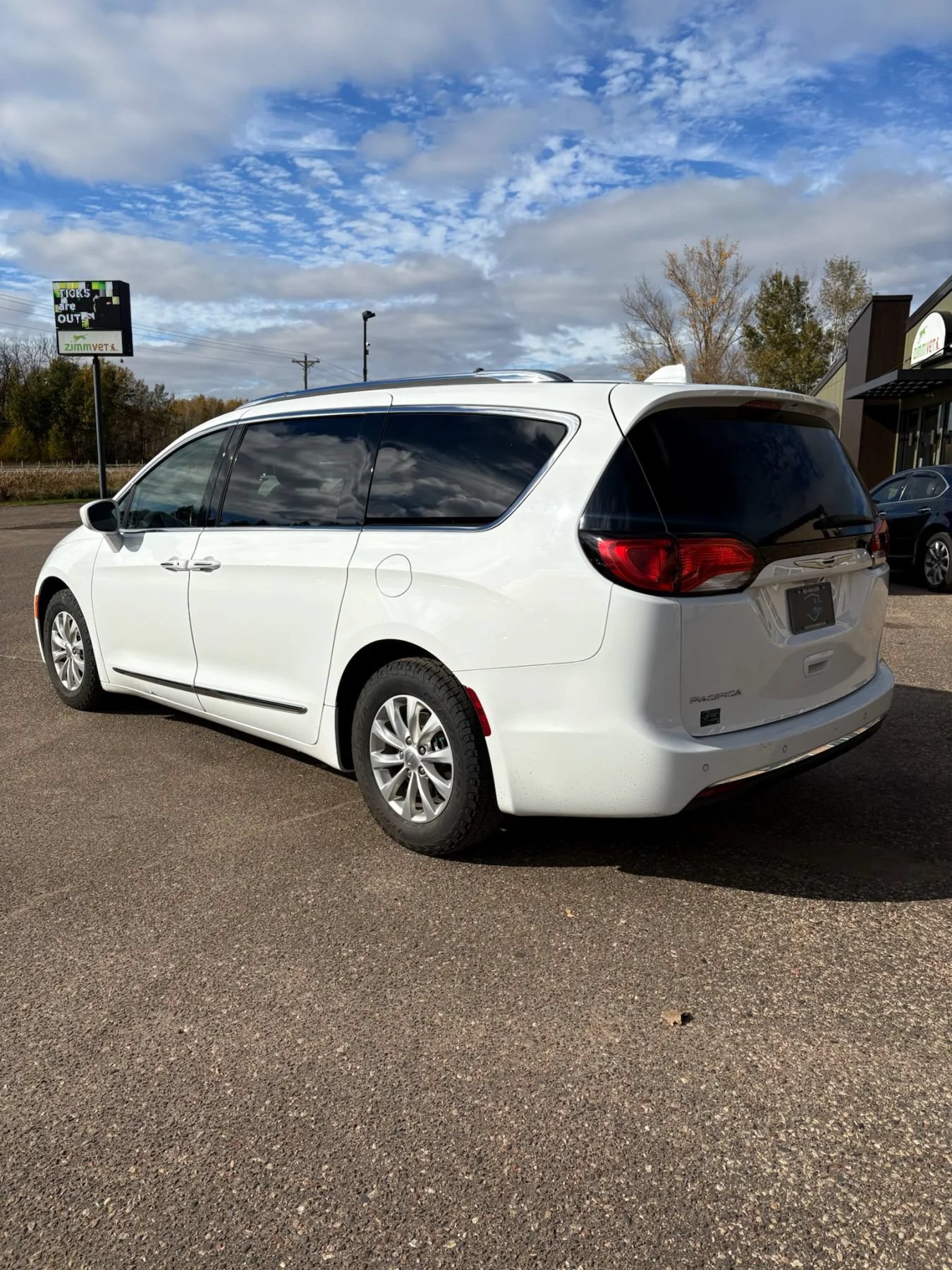 Used 2018 Chrysler Pacifica Touring-L FWD image 7