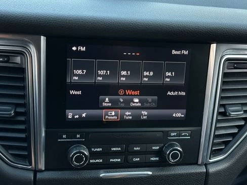 Used 2017 Porsche Macan image 25