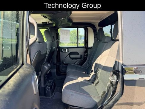 Used 2024 Jeep Gladiator Rubicon w/ Technology Group AWD/4WD image 9