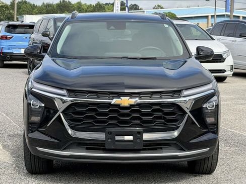 Used 2025 Chevrolet Trax LT w/ LT Convenience Package FWD image 2