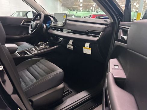 New 2025 Mitsubishi Outlander SE image 9