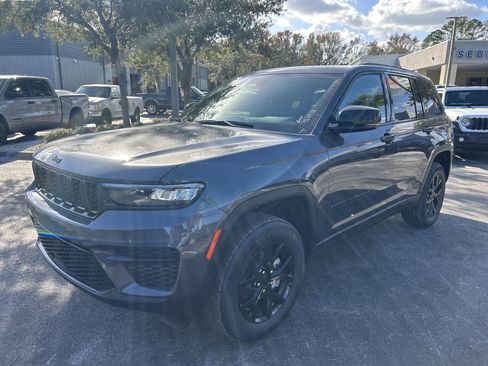New 2025 Jeep Grand Cherokee Altitude image 3