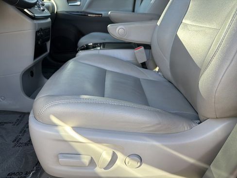 Used 2018 Toyota Sienna XLE image 12