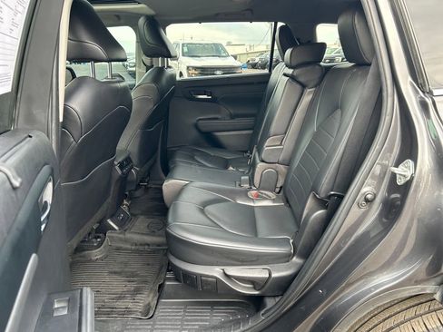 Used 2022 Toyota Highlander XLE image 24