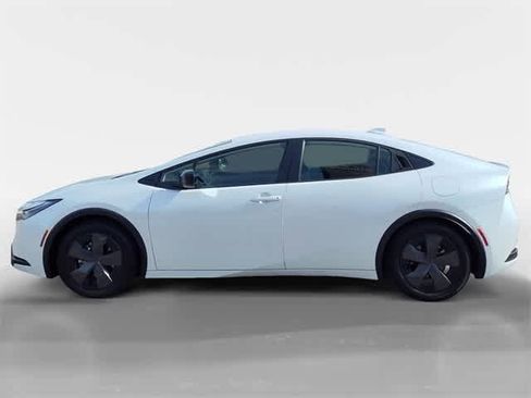 Used 2024 Toyota Prius Prime SE image 3