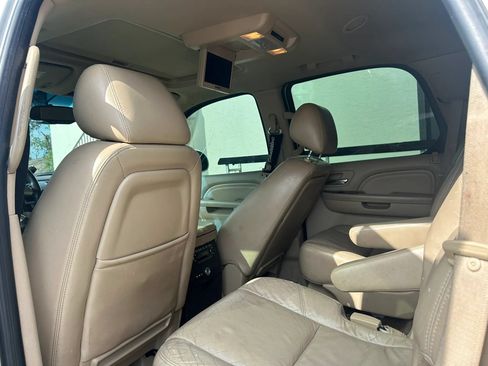 Used 2011 Cadillac Escalade Premium RWD image 25