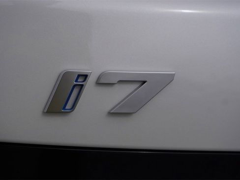 New 2024 BMW i7 xDrive60 image 29