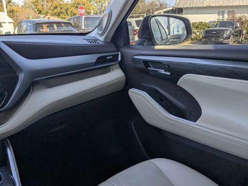 Used 2020 Toyota Highlander Limited image 17