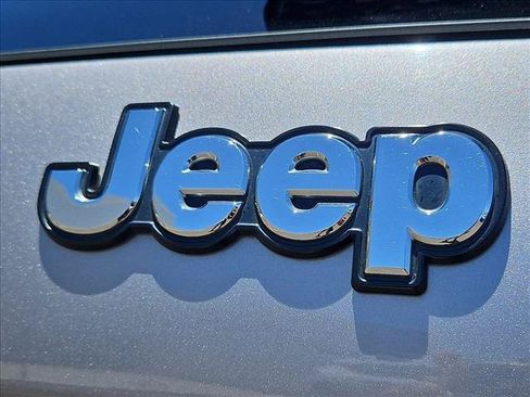 Used 2018 Jeep Cherokee Latitude Plus w/ Cold Weather Group AWD/4WD image 30