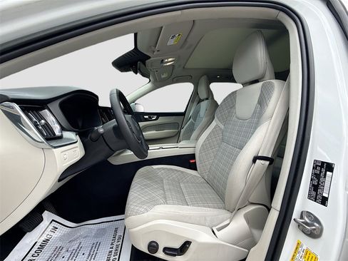 Used 2022 Volvo XC60 B5 Momentum image 23