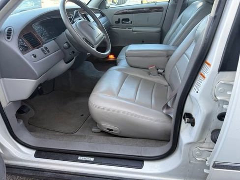 Used 2002 Lincoln Town Car Executive RWD image 20
