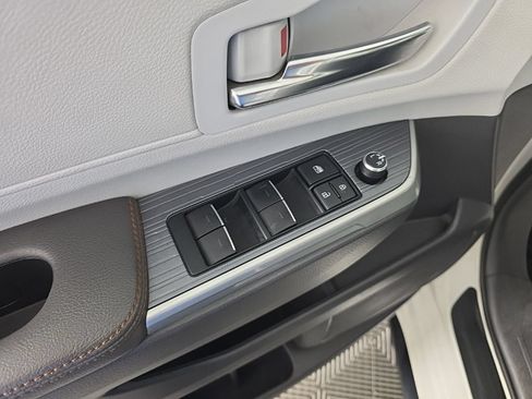 Used 2022 Toyota Sienna XSE AWD/4WD image 12
