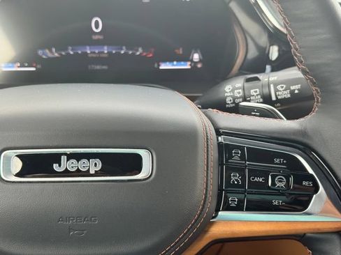 Used 2025 Jeep Grand Cherokee Summit AWD/4WD image 26