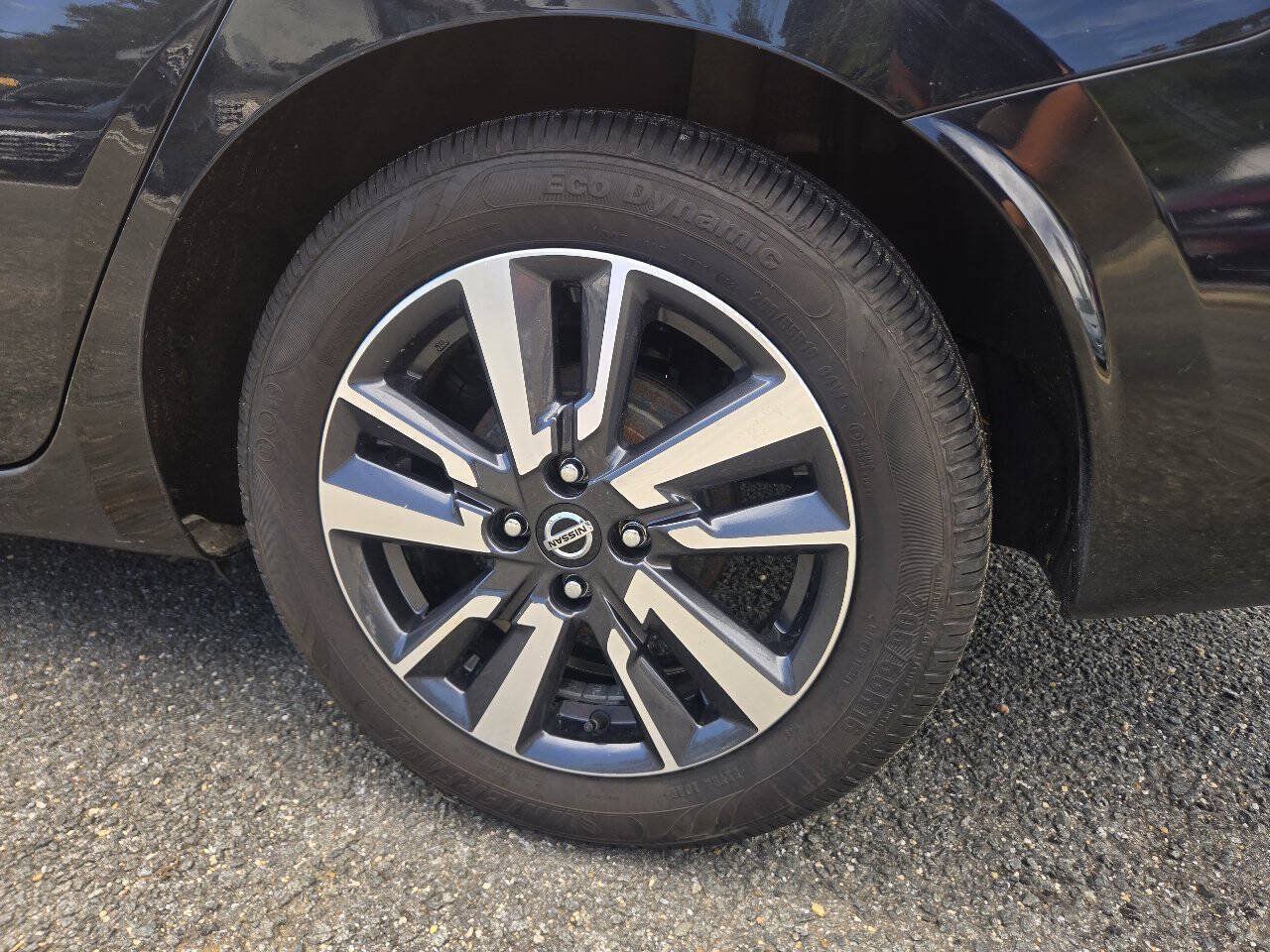 Used 2021 Nissan Versa SV FWD image 13