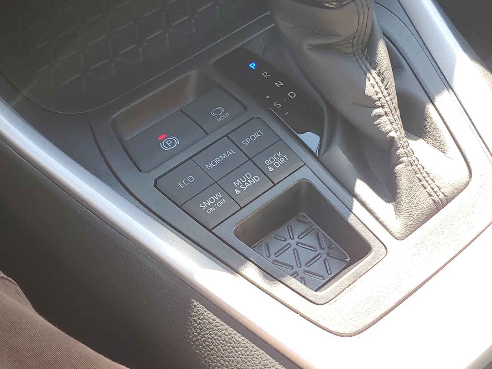 Used 2025 Toyota RAV4 LE AWD/4WD image 32