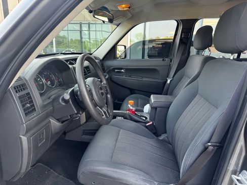 Used 2012 Jeep Liberty Sport AWD/4WD image 9