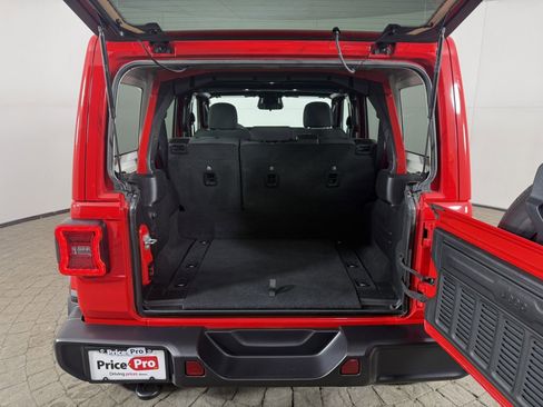 Used 2025 Jeep Wrangler Sahara image 7