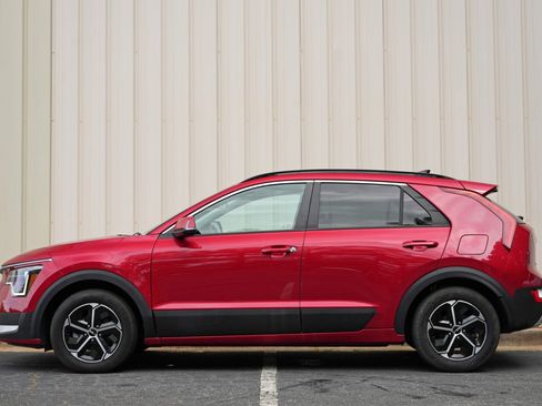 Used 2024 Kia Niro EX FWD image 8