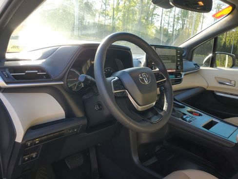 Used 2024 Toyota Sienna Limited image 15