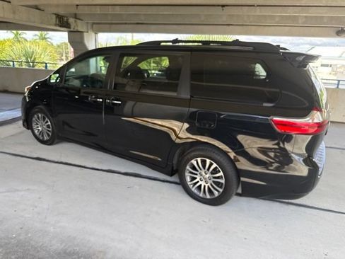 Used 2020 Toyota Sienna XLE w/ Carpet Mat Package FWD image 17