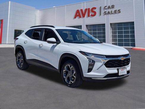 Used 2025 Chevrolet Trax LT w/ LT Convenience Package FWD image 3