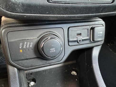 Used 2018 Jeep Renegade Sport w/ Power & Air Group image 19