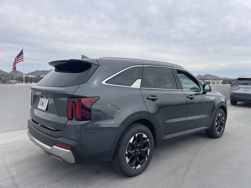 Used 2024 Kia Sorento S image 2