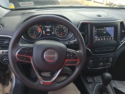 Used 2019 Jeep Cherokee Latitude w/ Popular Appearance Group image 11