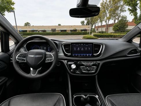 Used 2026 Chrysler Pacifica Limited FWD image 21