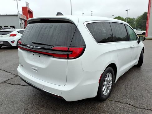 Used 2024 Chrysler Pacifica Touring-L FWD image 14