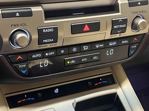 Used 2016 Lexus ES 300h w/ Navigation System Package image 20