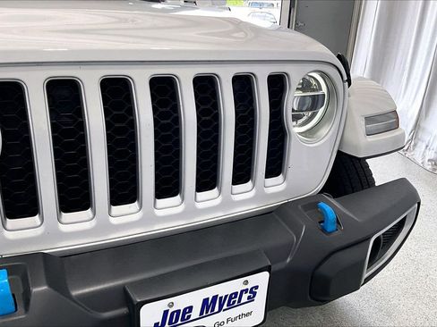 Used 2022 Jeep Wrangler Unlimited Sahara AWD/4WD image 7