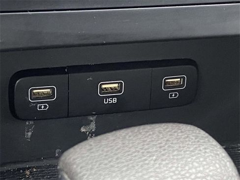 Used 2023 Kia Carnival LX image 16