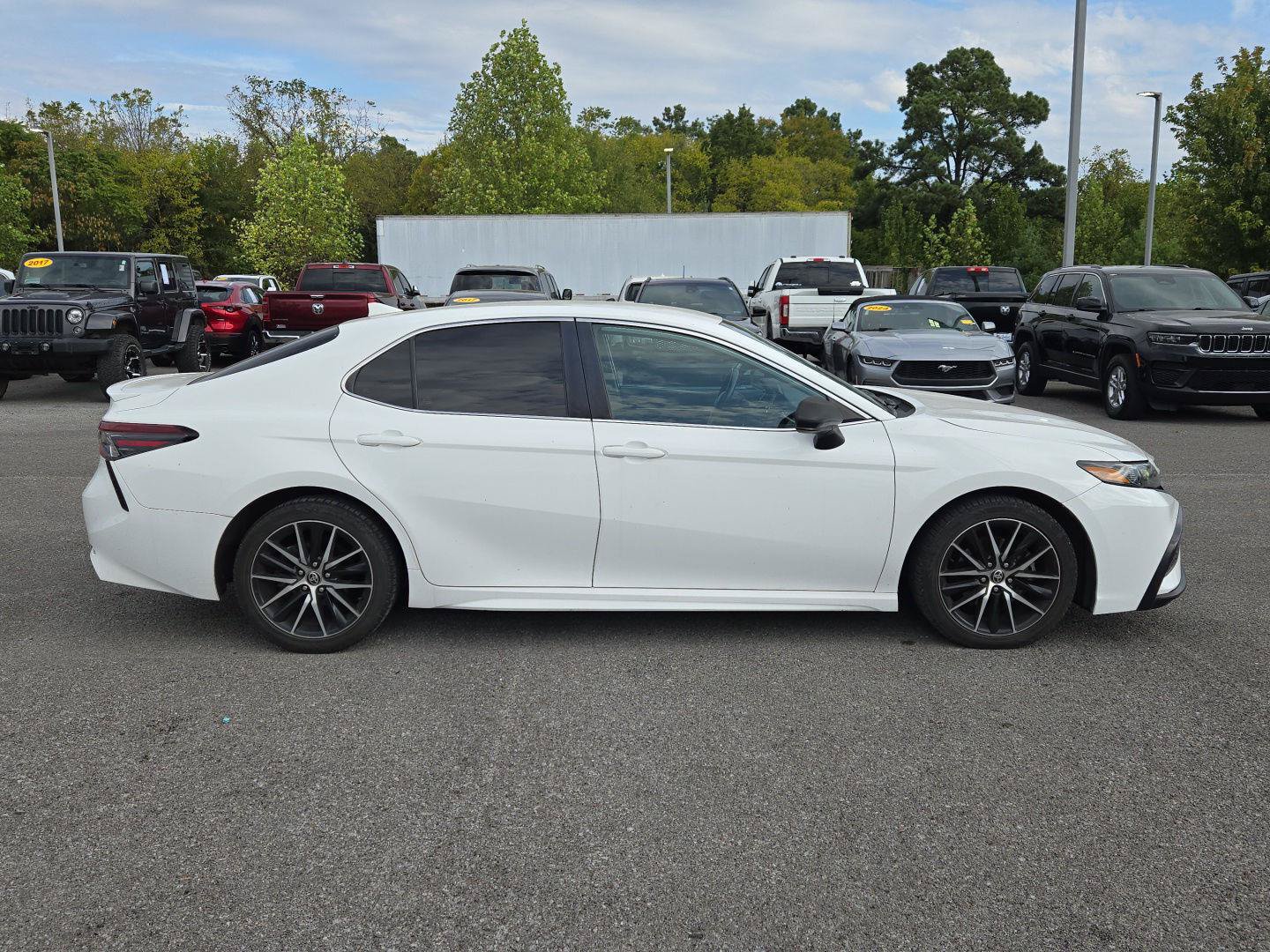 Used 2021 Toyota Camry SE w/ Carpet Mat Package (TMS) FWD image 8