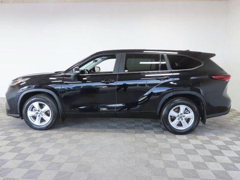 Used 2024 Toyota Highlander LE AWD/4WD image 5