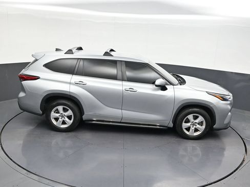 Used 2023 Toyota Highlander LE FWD image 19