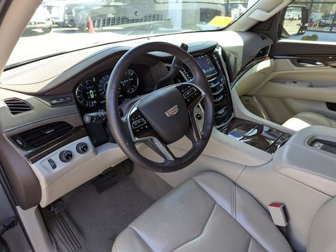 Used 2017 Cadillac Escalade Luxury AWD/4WD image 3