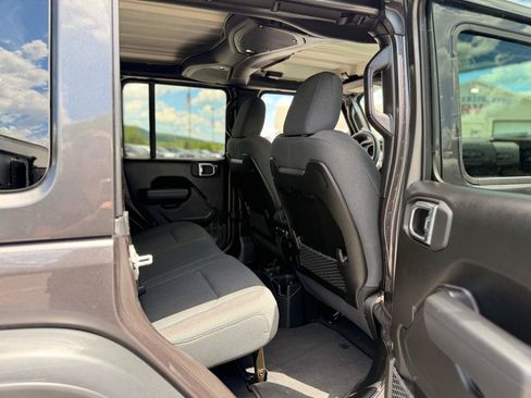 Used 2025 Jeep Wrangler Unlimited Rubicon AWD/4WD image 16