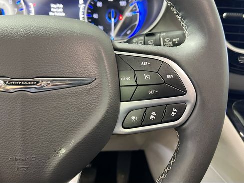 Used 2023 Chrysler Pacifica Touring-L image 19