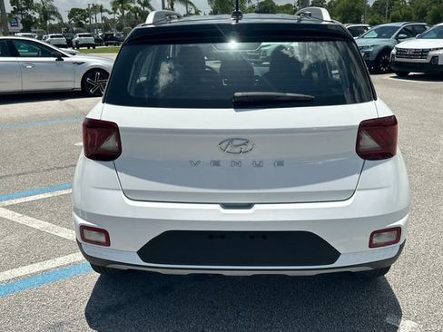 Used 2024 Hyundai Venue Limited FWD image 7