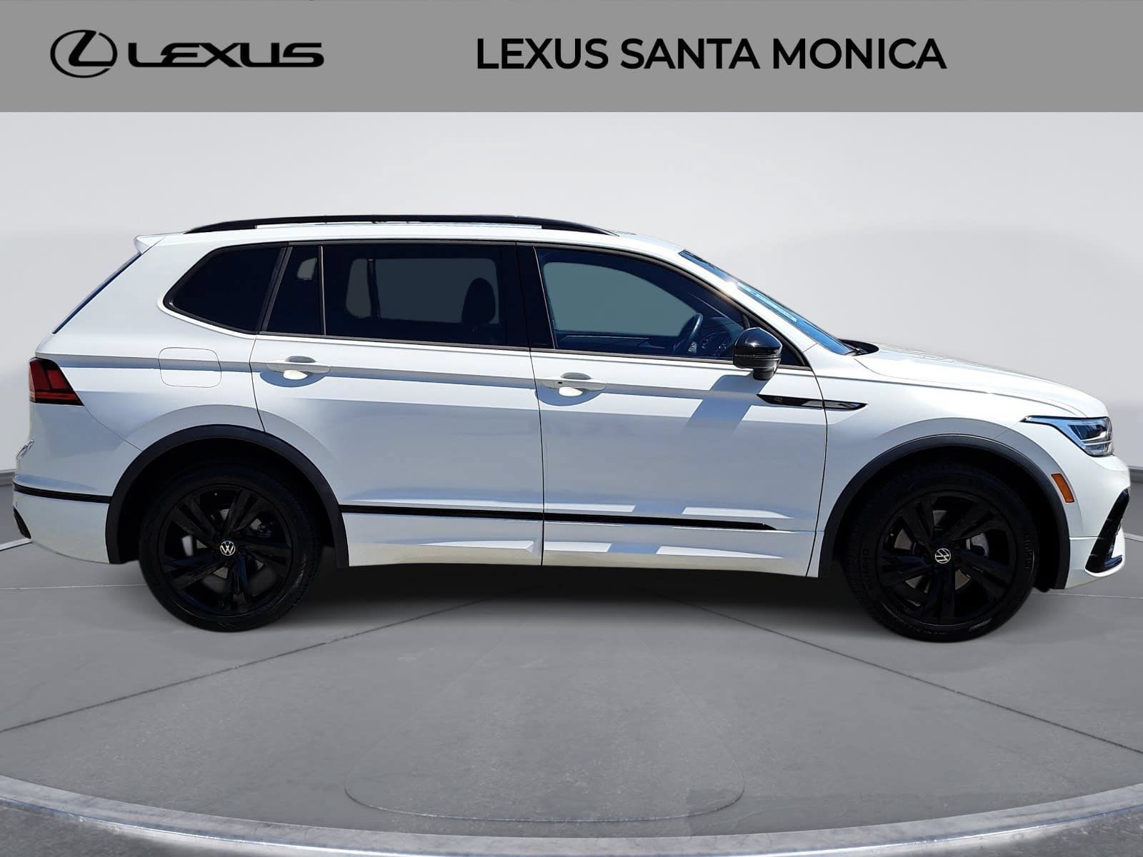 Used 2023 Volkswagen Tiguan SE R-Line FWD image 4