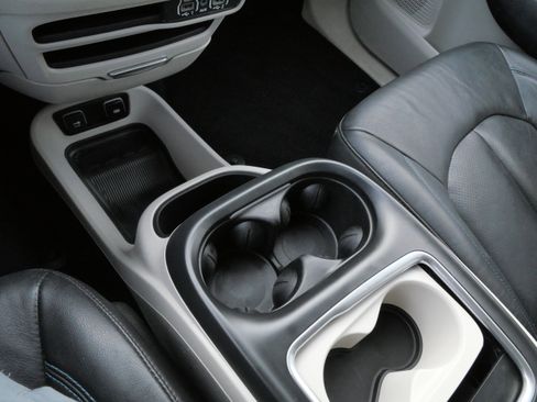 Used 2021 Chrysler Pacifica Touring-L image 24